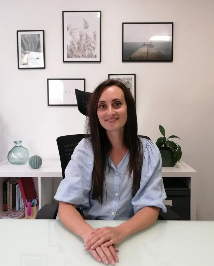 Alejandra Rey, psicóloga en Vigo especializada en terapia online y presencial