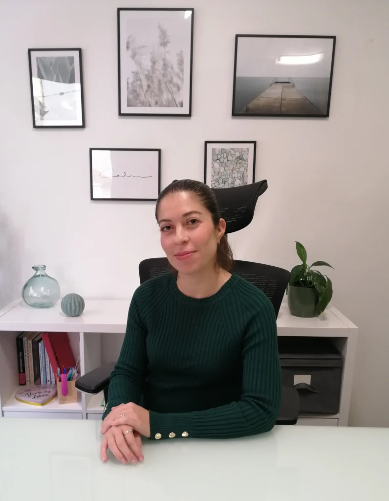 L. Nahir Martínez Abalo, psicóloga especializada en terapia online y presencial